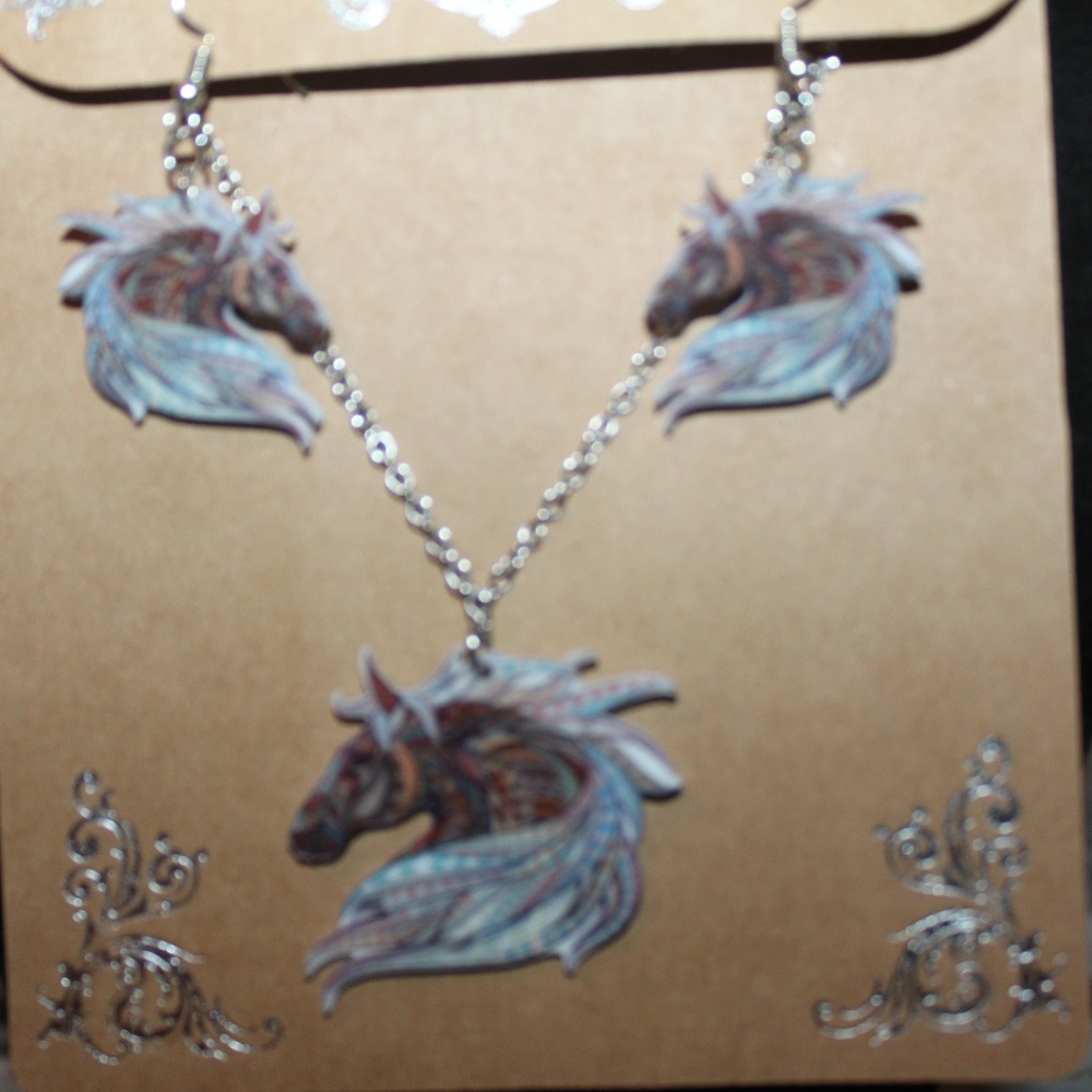 Nwt: New: Abstract Wild Stallion Necklace Set